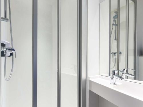 Habitación Cabrio con baño privado del hotel Hotelf1 Paris Saint Ouen Marché Aux Puces. Foto 6