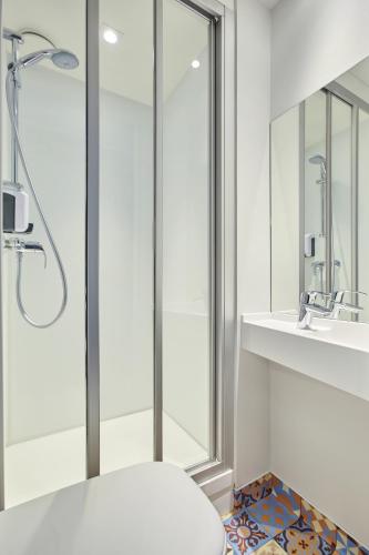 Habitación Cabrio con baño privado del hotel Hotelf1 Paris Saint Ouen Marché Aux Puces. Foto 10