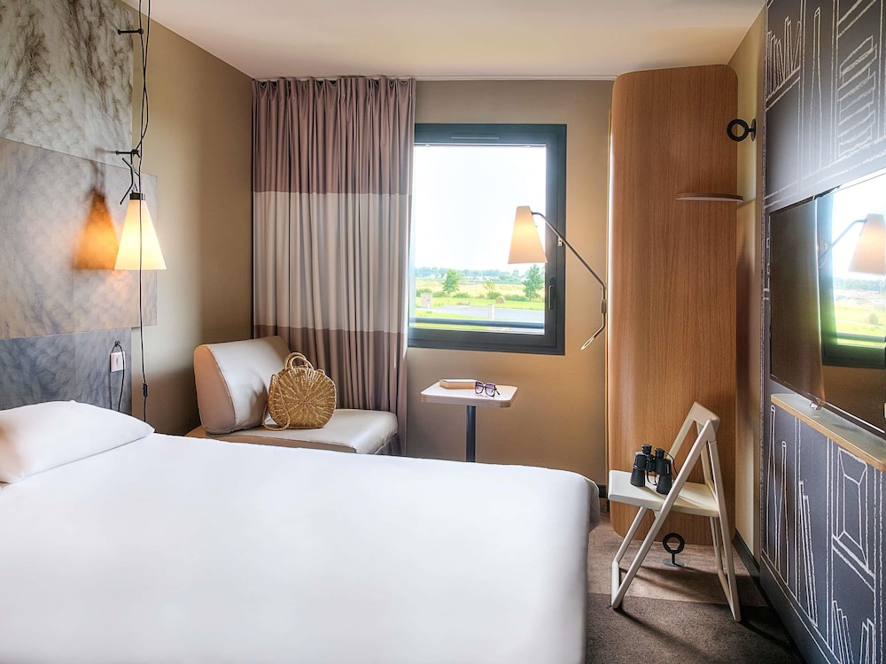Habitación Triple con una cama doble y una cama individual del hotel Ibis Pontorson Baie Du Mont Saint Michel. Foto 4