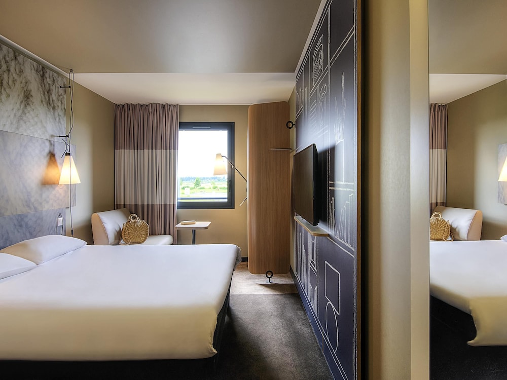 Habitación Triple con una cama doble y una cama individual del hotel Ibis Pontorson Baie Du Mont Saint Michel. Foto 5