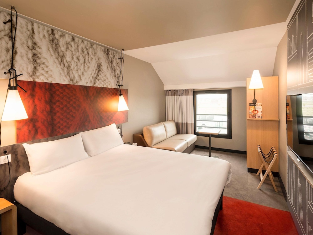 Habitación familiar con una cama doble y un sofá cama doble del hotel Ibis Pontorson Baie Du Mont Saint Michel. Foto 8