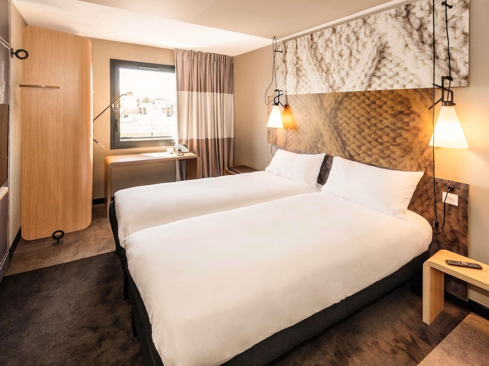 Habitación Standard con dos camas individuales del hotel Ibis Pontorson Baie Du Mont Saint Michel. Foto 7