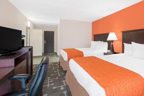 Habitación - 1 cama extragrande - No fumadores del hotel Howard Johnson By Wyndham Saugerties. Foto 2