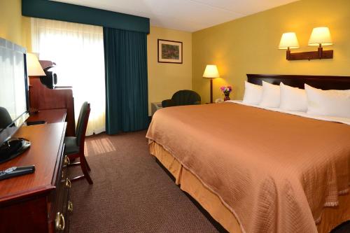 Habitación - 1 cama extragrande - No fumadores del hotel Howard Johnson By Wyndham Saugerties. Foto 4