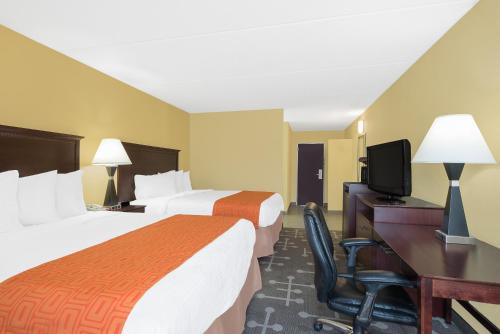 Habitación Doble - Adaptada para personas de movilidad reducida - No fumadores del hotel Howard Johnson By Wyndham Saugerties. Foto 1