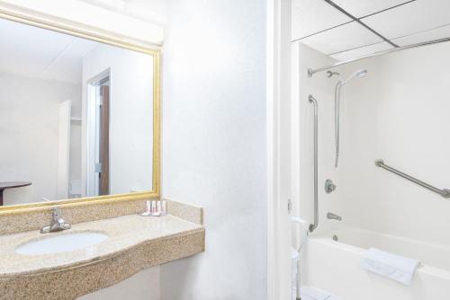 Habitación Doble - Adaptada para personas de movilidad reducida - No fumadores del hotel Howard Johnson By Wyndham Saugerties. Foto 3