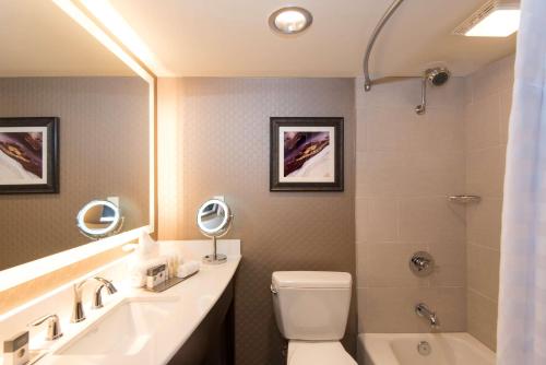 Habitación Doble - Adaptada para personas con discapacidad auditiva - 2 camas dobles del hotel Doubletree By Hilton Schenectady. Foto 3