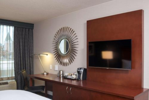 Habitación con cama extragrande - Adaptada para personas con discapacidad auditiva del hotel Doubletree By Hilton Schenectady. Foto 1