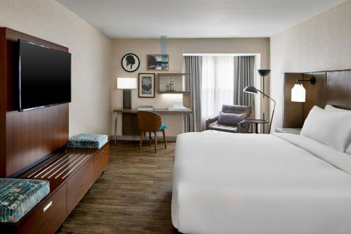 Suite Monterey, 1 dormitorio, suite más grande, 1 cama King, chimenea del hotel The Del Monte Lodge Renaissance Rochester & Spa. Foto 10