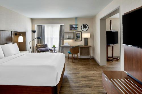 Suite Pebble Beach, 1 dormitorio, suite más pequeña, 1 cama King del hotel The Del Monte Lodge Renaissance Rochester & Spa. Foto 2