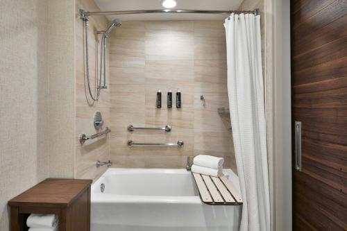 Habitación Doble con bañera adaptada para personas de movilidad reducida - 2 camas dobles del hotel The Del Monte Lodge Renaissance Rochester & Spa. Foto 8