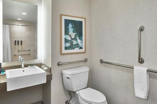 Habitación Doble con bañera adaptada para personas de movilidad reducida - 2 camas dobles del hotel The Del Monte Lodge Renaissance Rochester & Spa. Foto 10