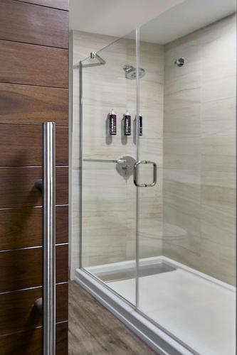 Habitación Doble con bañera adaptada para personas de movilidad reducida - 2 camas dobles del hotel The Del Monte Lodge Renaissance Rochester & Spa. Foto 12