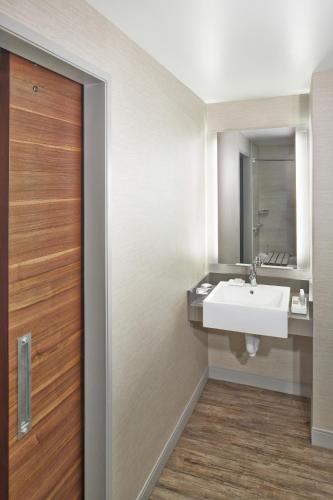 Habitación King con cama extragrande - accesible para personas con problemas de audición del hotel The Del Monte Lodge Renaissance Rochester & Spa