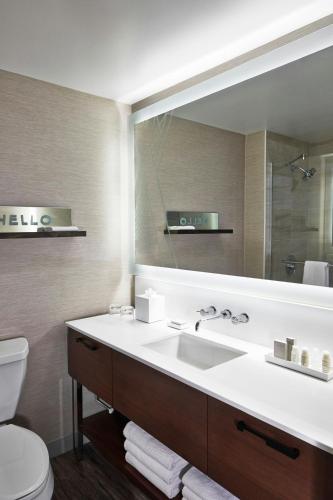 Habitación King con cama extragrande - accesible para personas con problemas de audición del hotel The Del Monte Lodge Renaissance Rochester & Spa. Foto 11