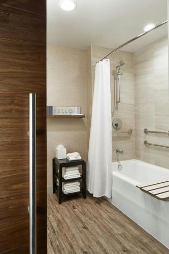 Habitación King con cama extragrande y bañera adaptada - accesible para movilidad y audición del hotel The Del Monte Lodge Renaissance Rochester & Spa. Foto 15