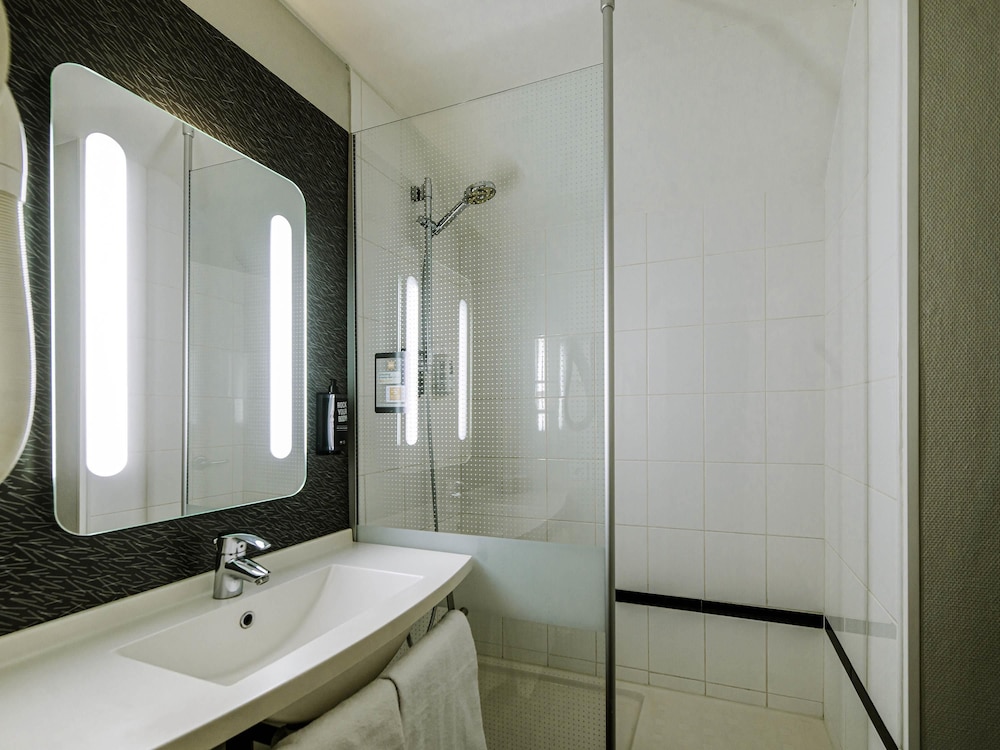 Habitación Triple del hotel Ibis Avignon Centre Gare. Foto 2