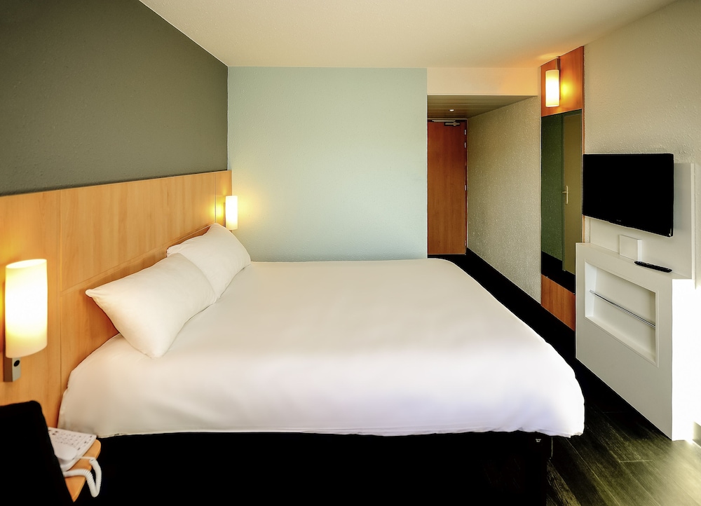 Habitación Triple del hotel Ibis Avignon Centre Gare. Foto 1