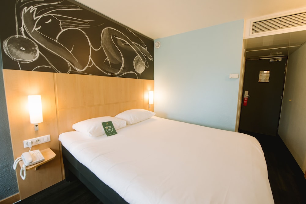 Habitación Triple del hotel Ibis Avignon Centre Gare. Foto 4