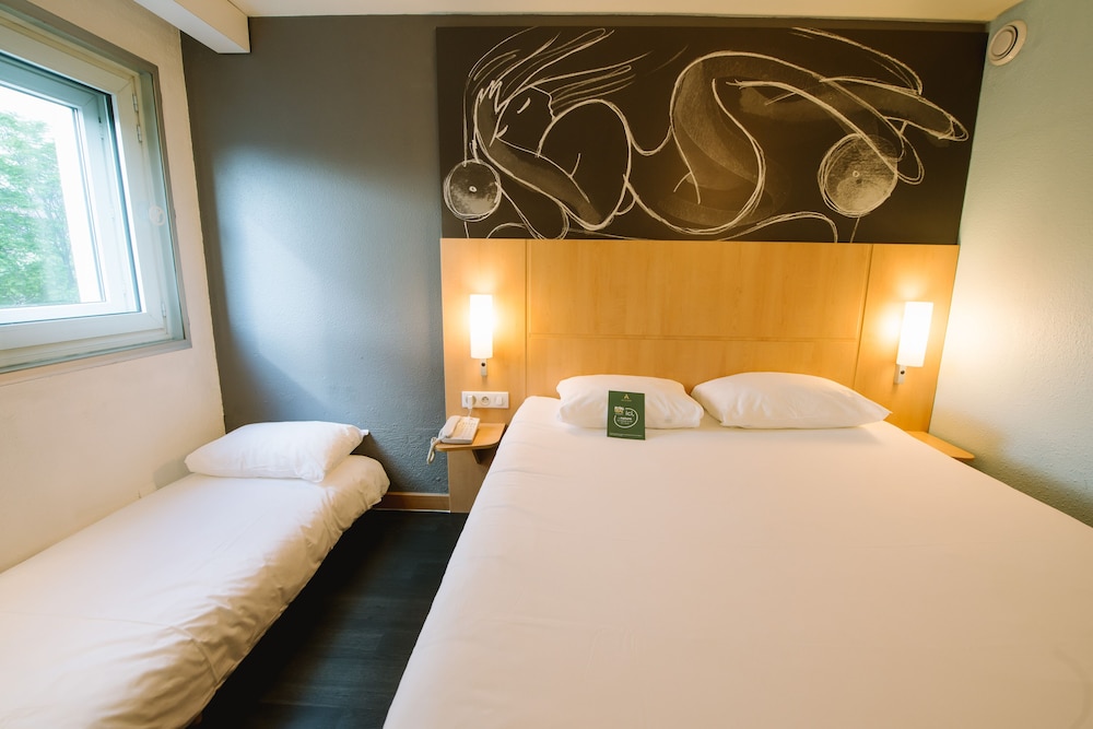 Habitación Triple del hotel Ibis Avignon Centre Gare. Foto 6