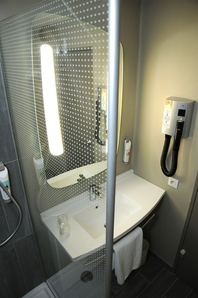 Habitación Triple del hotel Ibis Avignon Centre Gare. Foto 17