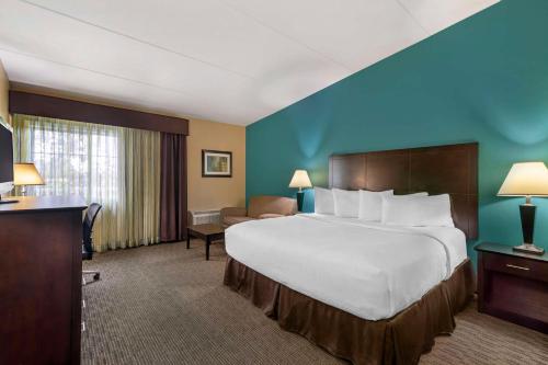 Habitación con cama extragrande y sofá cama del hotel Best Western Plus Plattsburgh