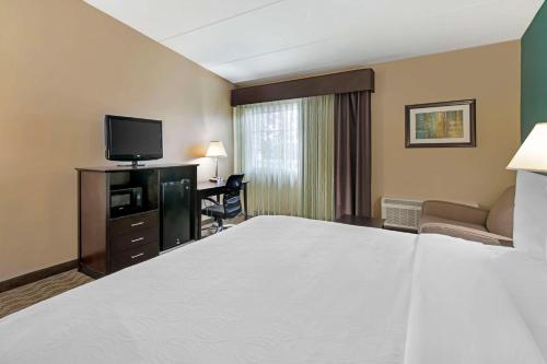 Habitación con cama extragrande y sofá cama del hotel Best Western Plus Plattsburgh. Foto 1