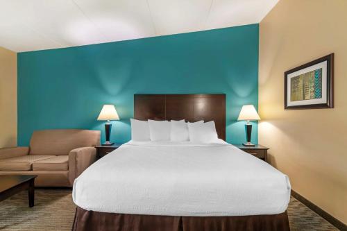Habitación con cama extragrande y sofá cama del hotel Best Western Plus Plattsburgh. Foto 2