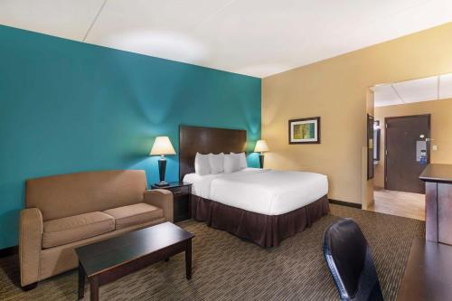 Habitación con cama extragrande y sofá cama del hotel Best Western Plus Plattsburgh. Foto 3
