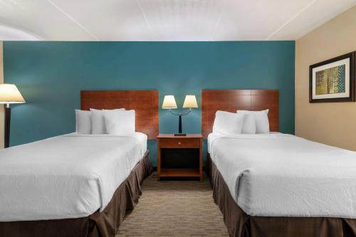 Habitación Doble adaptada para personas con discapacidad con ducha a ras de suelo - 2 camas dobles - No fumadores del hotel Best Western Plus Plattsburgh