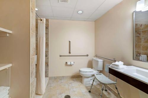 Habitación Doble adaptada para personas con discapacidad con ducha a ras de suelo - 2 camas dobles - No fumadores del hotel Best Western Plus Plattsburgh. Foto 3
