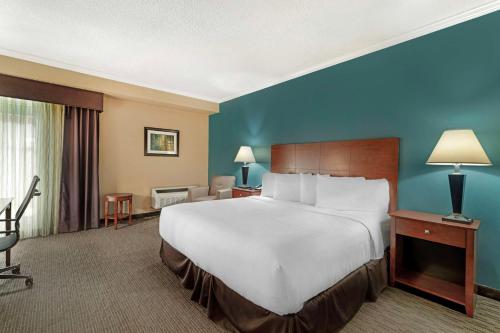 Habitación con cama extragrande y ducha a ras de suelo - Adaptada para personas de movilidad reducida/No fumadores del hotel Best Western Plus Plattsburgh