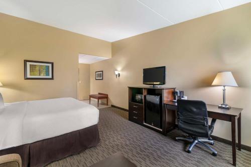 Habitación con cama extragrande y ducha a ras de suelo - Adaptada para personas de movilidad reducida/No fumadores del hotel Best Western Plus Plattsburgh. Foto 1