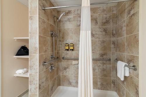 Habitación con cama extragrande y ducha a ras de suelo - Adaptada para personas de movilidad reducida/No fumadores del hotel Best Western Plus Plattsburgh. Foto 3