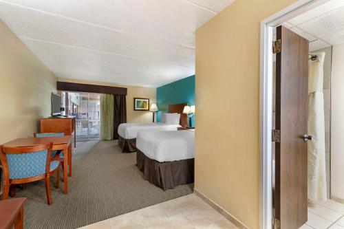 Habitación Doble con 2 camas dobles - No fumadores - Junto a la piscina del hotel Best Western Plus Plattsburgh