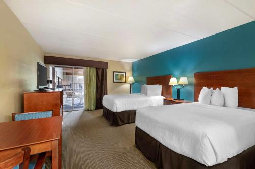 Habitación Doble con 2 camas dobles, balcón y vistas a la piscina - No fumadores del hotel Best Western Plus Plattsburgh. Foto 1