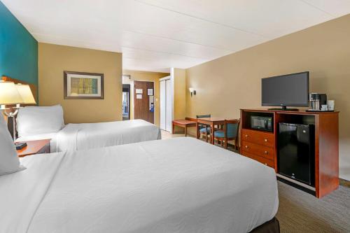 Habitación Doble con 2 camas dobles, balcón y vistas a la piscina - No fumadores del hotel Best Western Plus Plattsburgh. Foto 4