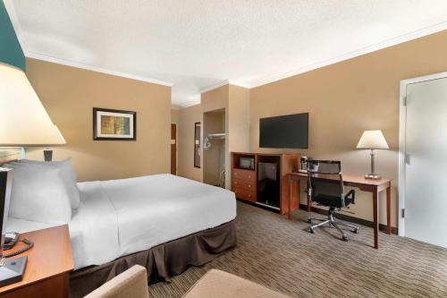 Habitación con cama grande del hotel Best Western Plus Plattsburgh. Foto 1