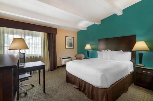 Habitación con cama grande del hotel Best Western Plus Plattsburgh. Foto 2