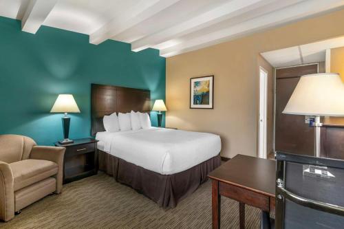Habitación con cama grande del hotel Best Western Plus Plattsburgh. Foto 4