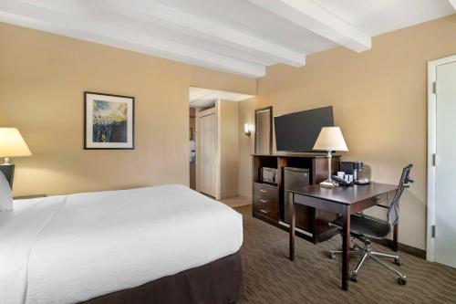 Habitación con cama grande del hotel Best Western Plus Plattsburgh. Foto 5