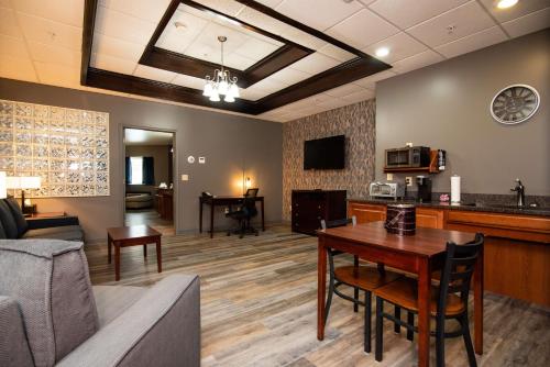 King Suite with Walk - In Shower, Sofa Bed and Spa Bath - Disability Access/Non - Smoking del hotel Best Western Plus Plattsburgh