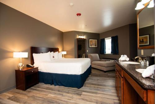 King Suite with Walk - In Shower, Sofa Bed and Spa Bath - Disability Access/Non - Smoking del hotel Best Western Plus Plattsburgh. Foto 1