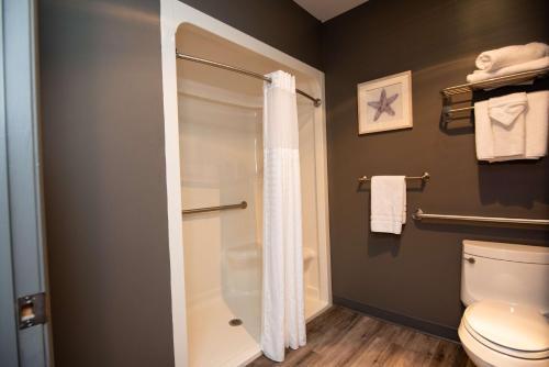 King Suite with Walk - In Shower, Sofa Bed and Spa Bath - Disability Access/Non - Smoking del hotel Best Western Plus Plattsburgh. Foto 3