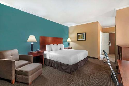 Queen Suite with Spa Bath and Separate Living Room - Non - Smoking del hotel Best Western Plus Plattsburgh