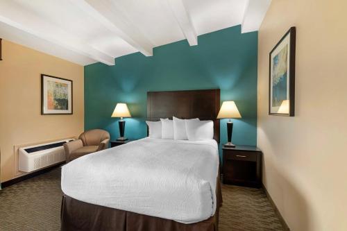 Queen Suite with Spa Bath and Separate Living Room - Non - Smoking del hotel Best Western Plus Plattsburgh. Foto 3