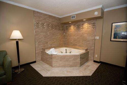 Queen Suite with Spa Bath and Separate Living Room - Non - Smoking del hotel Best Western Plus Plattsburgh. Foto 7