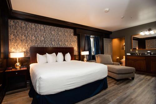 King Suite with Sofa Bed, Spa Bath and Kitchenette - Non - Smoking del hotel Best Western Plus Plattsburgh. Foto 1