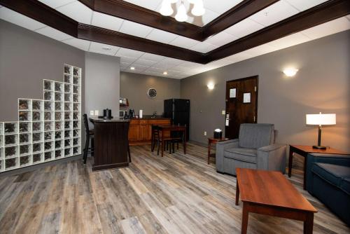 King Suite with Sofa Bed, Spa Bath and Kitchenette - Non - Smoking del hotel Best Western Plus Plattsburgh. Foto 2
