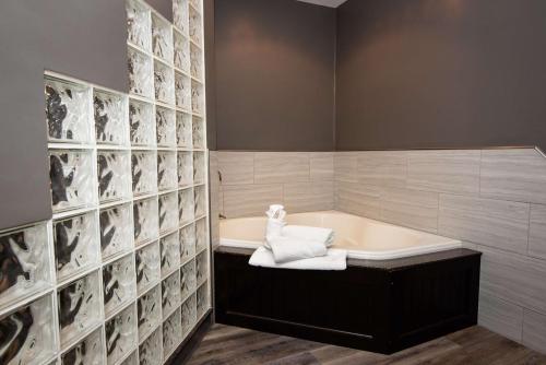 King Suite with Sofa Bed, Spa Bath and Kitchenette - Non - Smoking del hotel Best Western Plus Plattsburgh. Foto 3